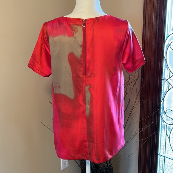DKNY Water color short sleeve zipper back top szM NWT - Picture 3 of 9